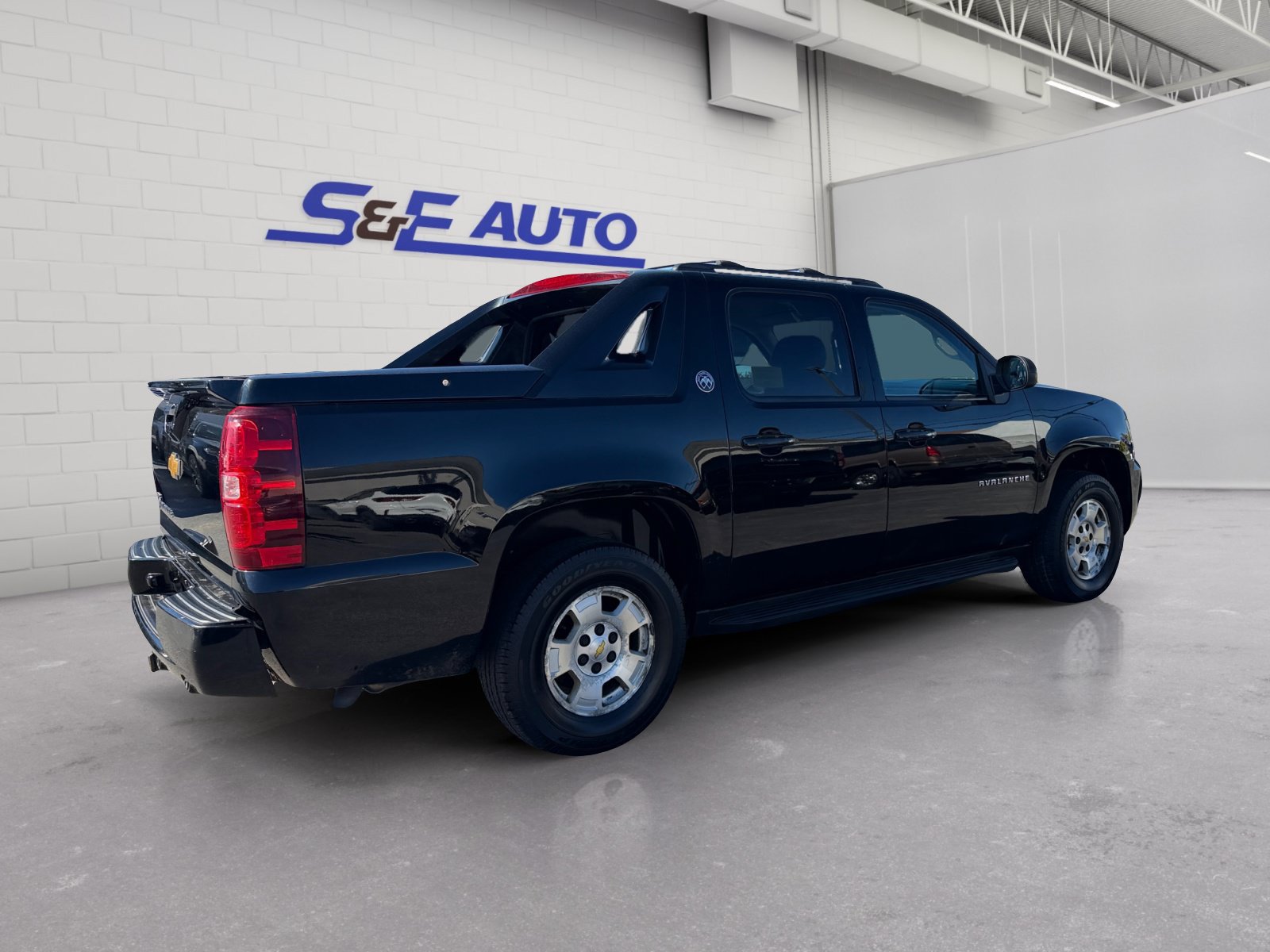 Used 2013 Chevrolet Avalanche LS AWD/4WD image 4