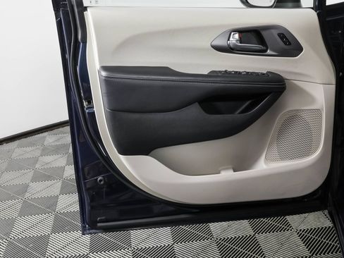 Used 2023 Chrysler Pacifica Touring-L FWD image 33