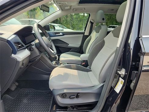 Certified 2022 Volkswagen Taos SE w/ Panoramic Sunroof Package image 14