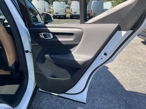 Used 2022 Volvo XC40 T5 Inscription w/ Climate Package image 28