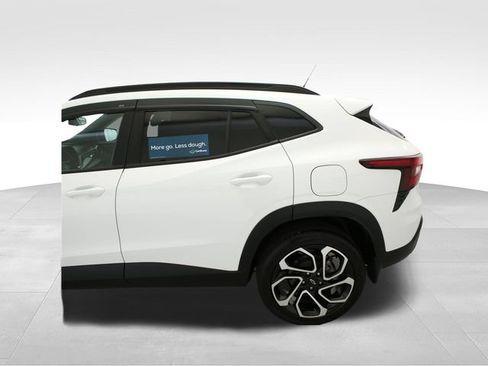 Certified 2025 Chevrolet Trax RS w/ Driver Confidence Package FWD image 5