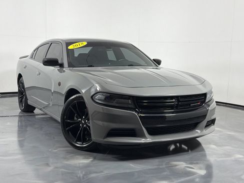 Used 2018 Dodge Charger SXT w/ Blacktop Package RWD image 2
