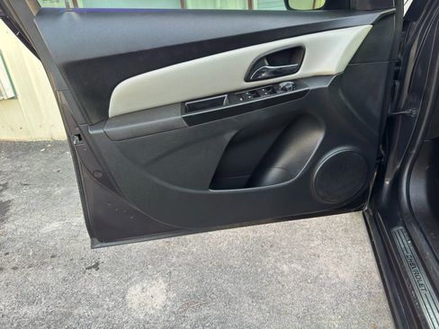 Used 2014 Chevrolet Cruze LS image 2