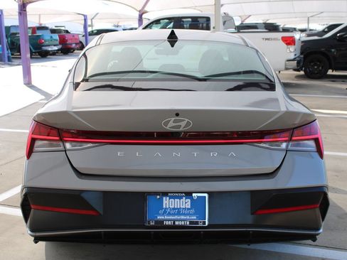 Used 2025 Hyundai Elantra SEL FWD image 4