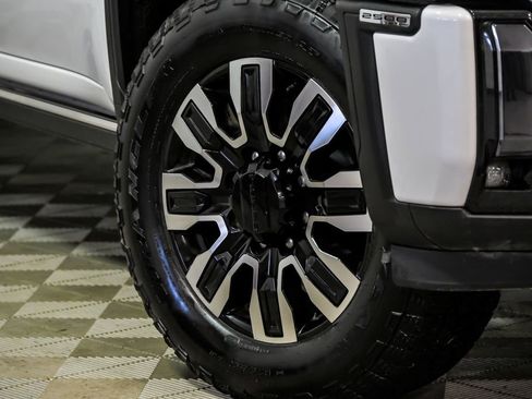 Used 2024 GMC Sierra 2500 Denali Ultimate AWD/4WD image 3