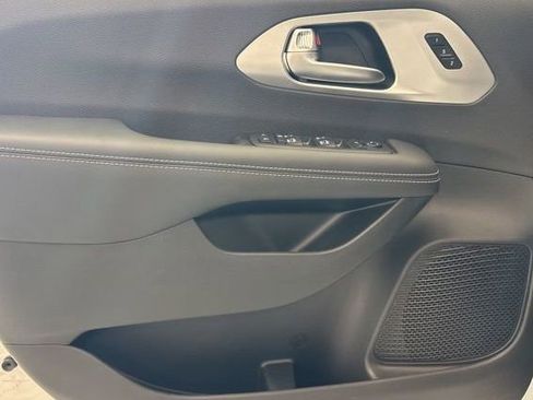 New 2026 Chrysler Pacifica Limited image 16