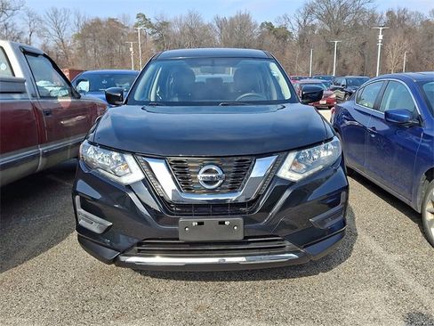 Used 2017 Nissan Rogue S image 2