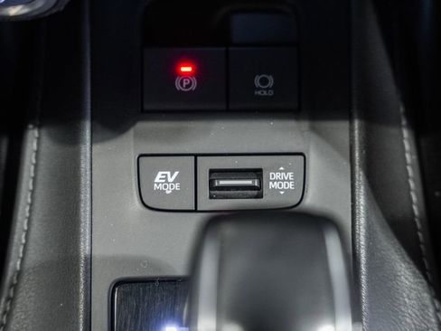 Used 2021 Toyota Venza LE image 26