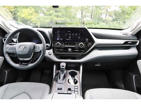 Used 2023 Toyota Highlander Limited FWD image 7