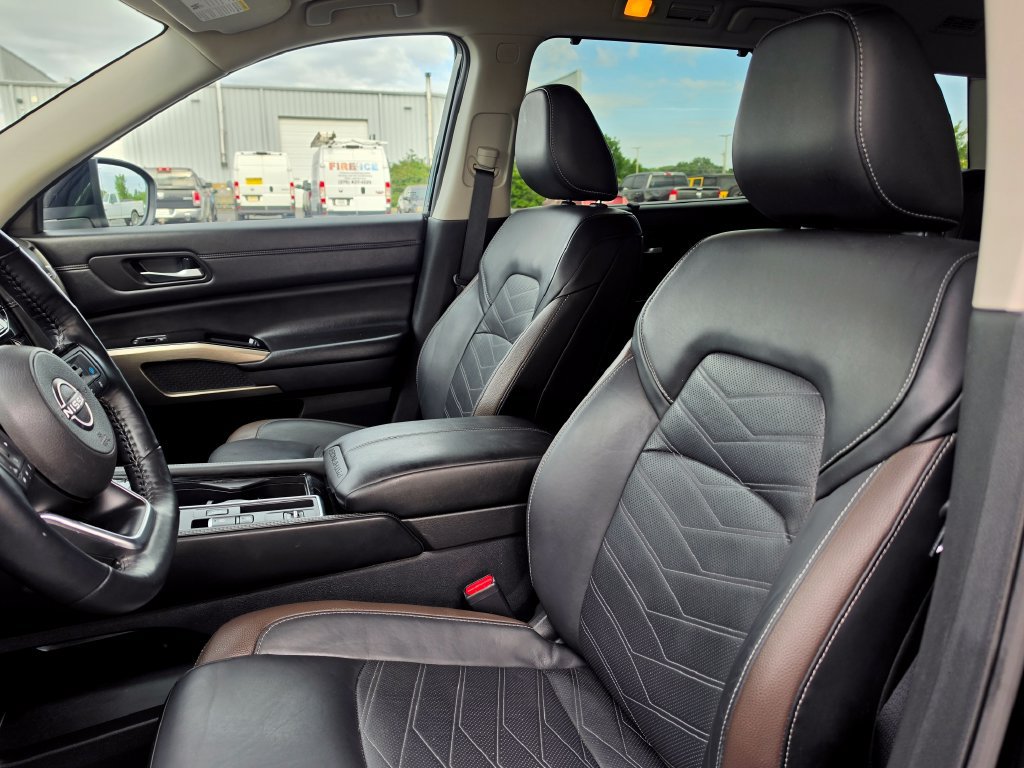 Used 2024 Nissan Pathfinder Platinum FWD image 10