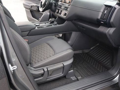 Used 2025 Nissan Pathfinder S image 29