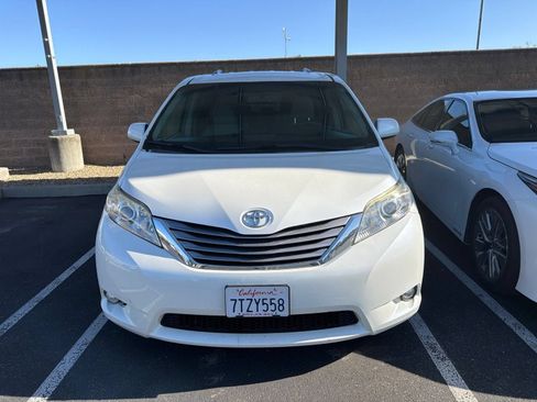 Used 2016 Toyota Sienna XLE w/ XLE Navigation Package FWD image 3
