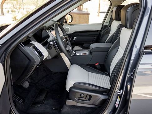 Used 2025 Land Rover Discovery S image 14