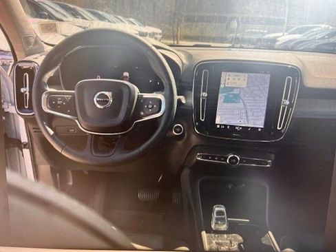 Used 2023 Volvo XC40 B5 Plus w/ Climate Package image 4