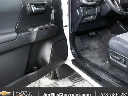 Used 2022 Toyota Tacoma TRD Sport w/ Technology Package AWD/4WD image 7