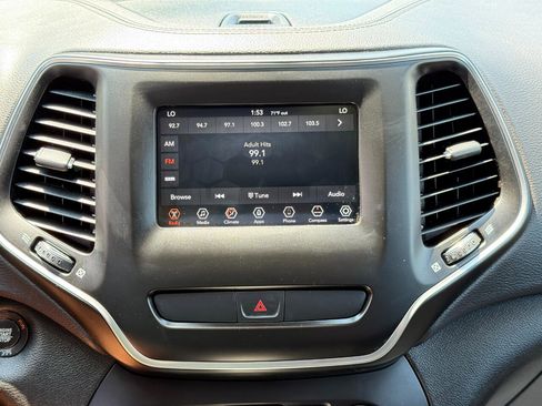 Used 2019 Jeep Cherokee Latitude Plus w/ Comfort/Convenience Group image 23