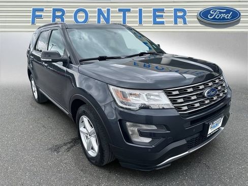 Used 2017 Ford Explorer XLT w/ Equipment Group 202A AWD/4WD image 8
