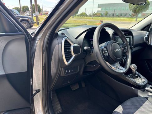 Used 2025 Kia Soul LX w/ LX Technology Package FWD image 30