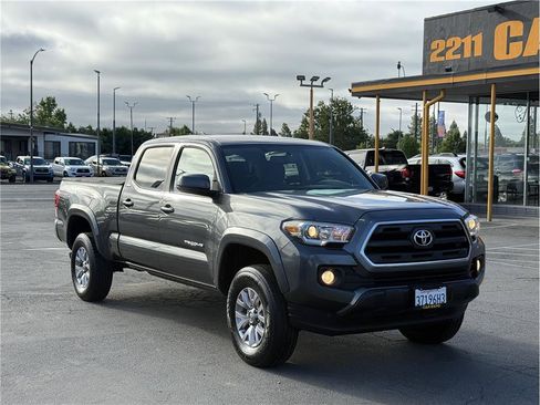 Used 2017 Toyota Tacoma SR5 w/ Tow Package RWD image 3