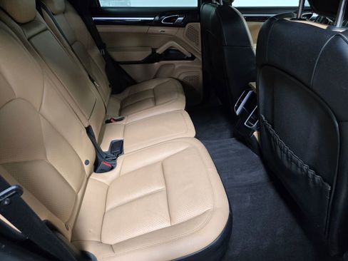 Used 2018 Porsche Cayenne Base image 50