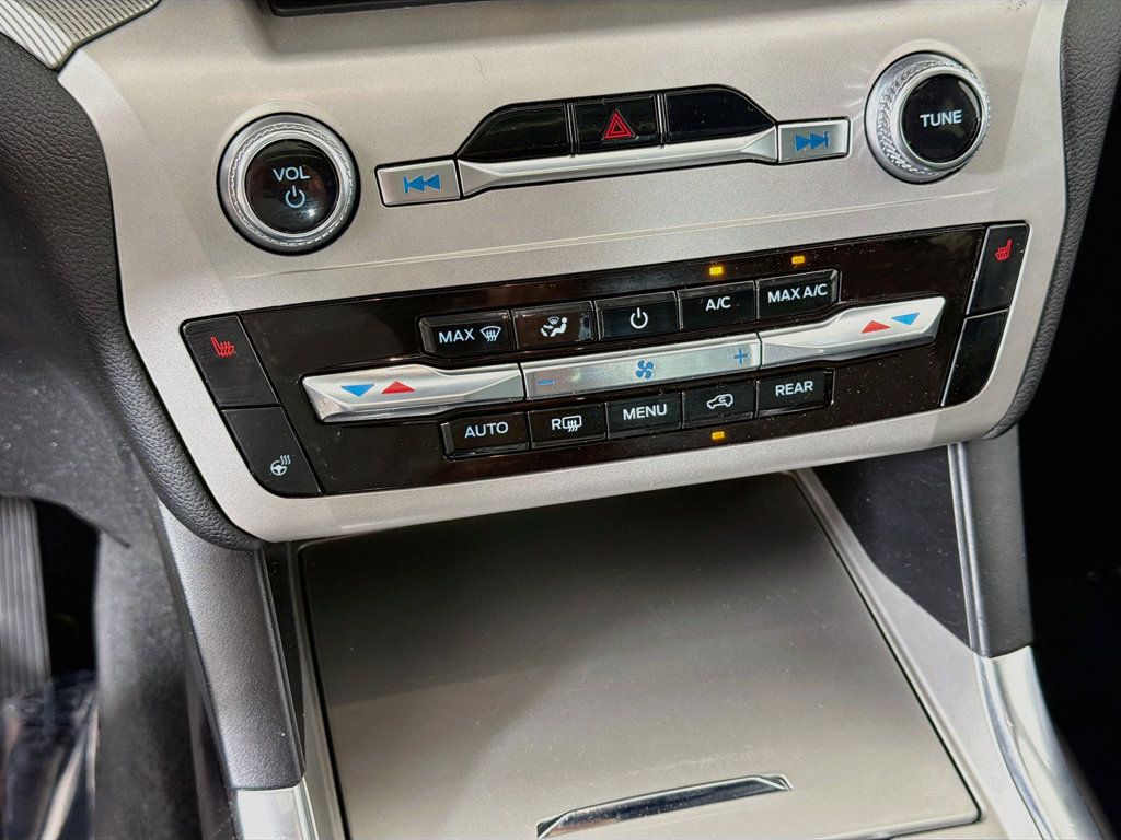 Used 2024 Ford Explorer XLT w/ XLT Sport Appearance Package AWD/4WD image 40