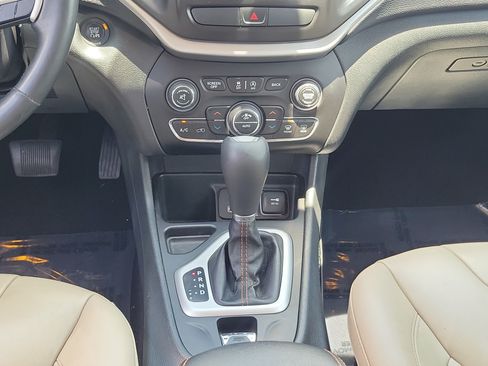 Used 2016 Jeep Cherokee Limited FWD image 19