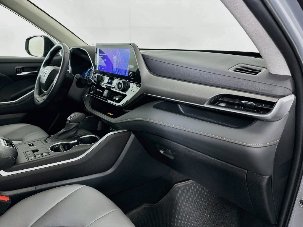 Used 2023 Toyota Highlander Bronze Edition FWD image 30