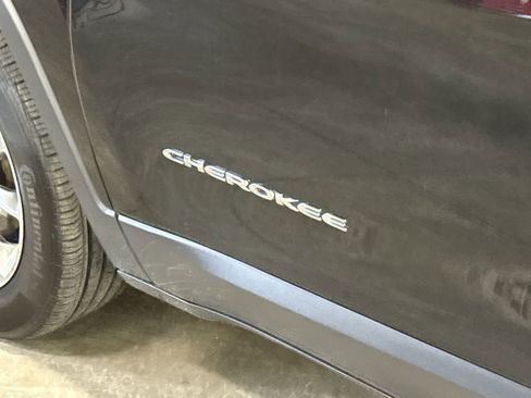 Used 2018 Jeep Cherokee Limited image 14