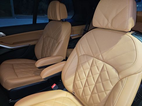 Used 2023 BMW X7 xDrive40i w/ Executive Package image 16