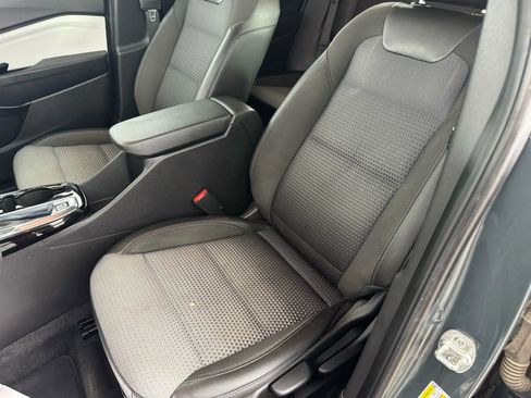 Used 2025 Chevrolet Trax LT w/ Driver Confidence Package image 32