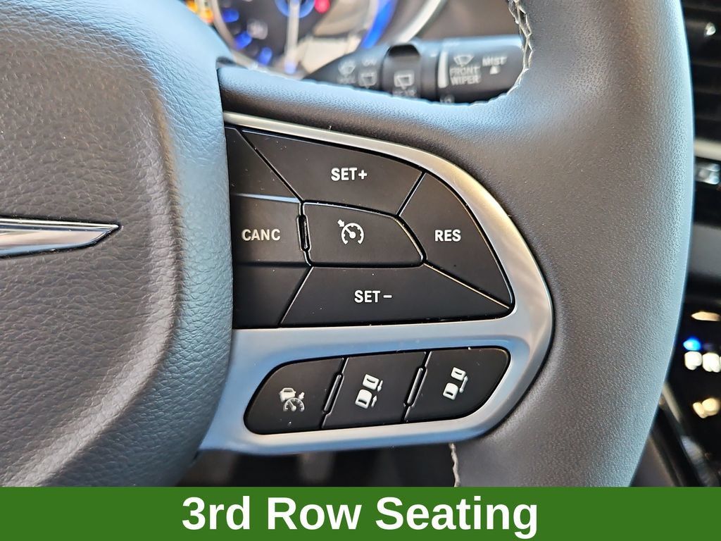 Used 2025 Chrysler Pacifica Select FWD image 12