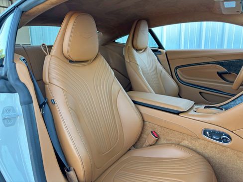 Used 2022 Aston Martin DB11 Coupe image 38