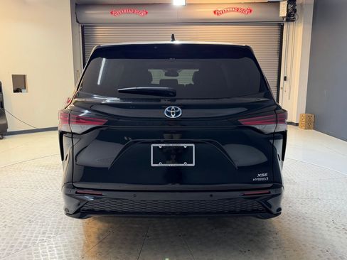 Used 2023 Toyota Sienna XSE FWD image 9