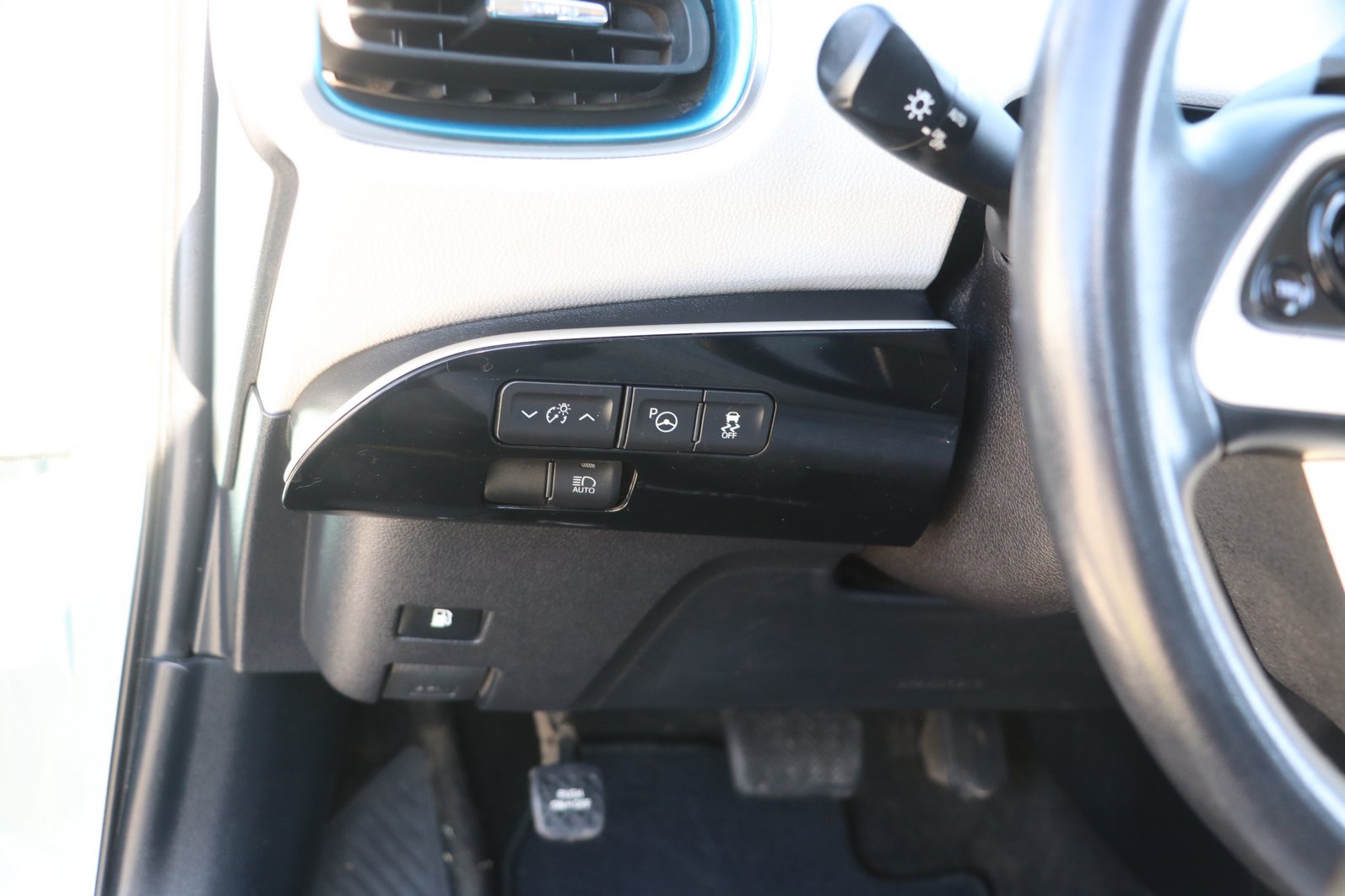 Used 2018 Toyota Prius Three FWD image 12