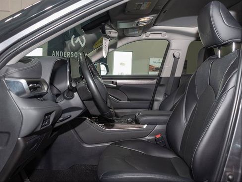 Used 2024 Toyota Highlander Limited AWD/4WD image 9