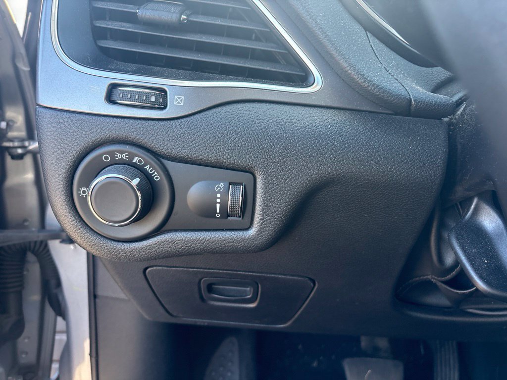 Used 2020 Jeep Cherokee Latitude FWD image 28