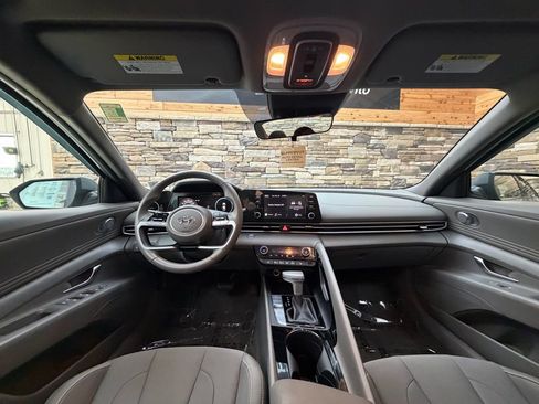 Used 2022 Hyundai Elantra SEL w/ Convenience + Premium Package image 16