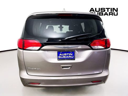 Used 2017 Chrysler Pacifica LX w/ Tire & Wheel Group FWD image 6