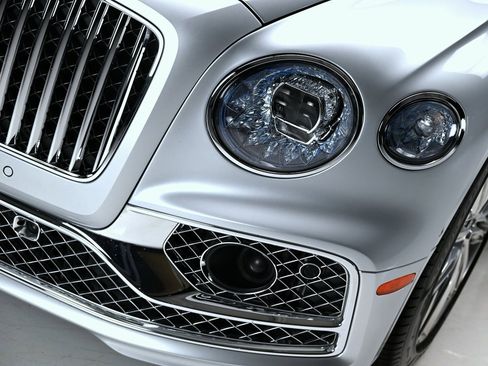 Used 2021 Bentley Flying Spur V8 image 25