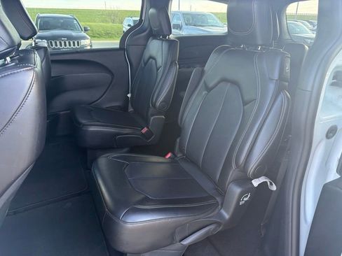 Used 2025 Chrysler Pacifica Select FWD image 10