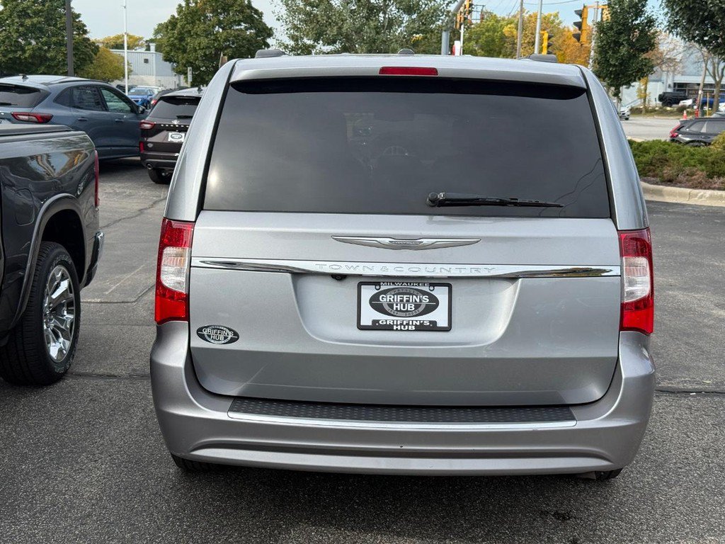 Used 2014 Chrysler Town & Country Touring FWD image 4