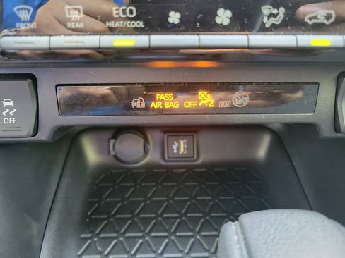 Used 2025 Toyota RAV4 XLE FWD image 21
