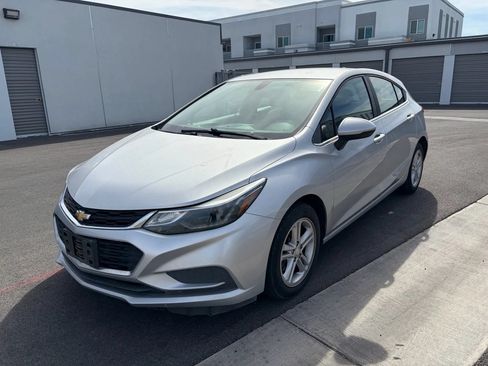 Used 2017 Chevrolet Cruze LT w/ Convenience Package FWD image 2