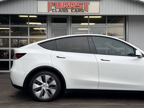 Used 2022 Tesla Model Y Long Range image 9