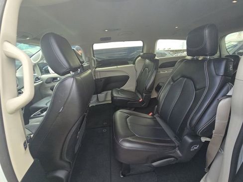 Used 2024 Chrysler Pacifica Touring-L image 8