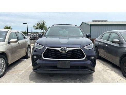 Used 2021 Toyota Highlander XLE FWD image 2