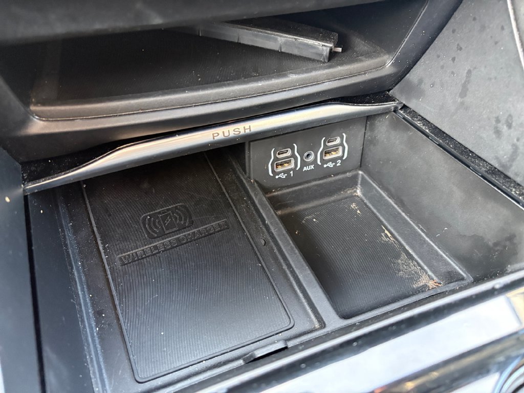 Used 2024 Chrysler Pacifica Premium FWD image 34