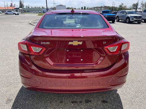 Used 2018 Chevrolet Cruze LT w/ LT Convenience Package FWD image 4