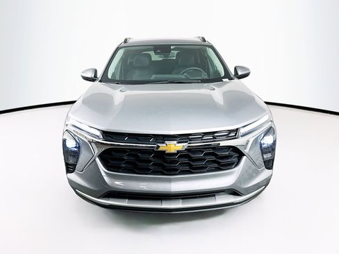 Used 2025 Chevrolet Trax LT w/ LT Convenience Package image 2