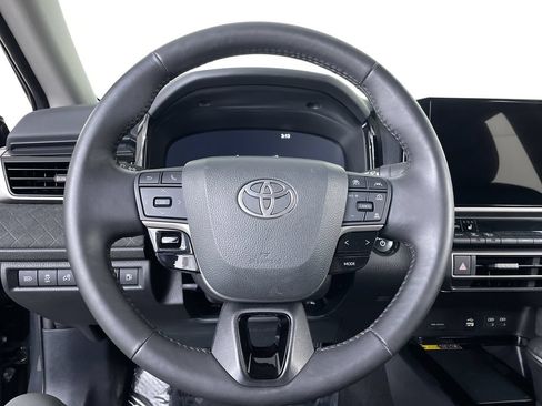 Used 2025 Toyota Camry XLE FWD image 13